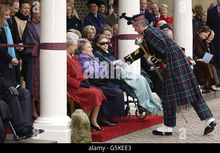 Prinzessin Alice (C) sitzt mit der Königin (L) und Prinzessin Margaret, schüttelt die Hand von Pipe Major, Ewen Stuart, von der King's own Scottish Borderers auf einer Party zu feiern ihren bevorstehenden 100. Geburtstag am Weihnachtstag, im Kensington Palace, London. * Major Stuart komponierte eine Melodie 'Centenial Celebration', die während eines seltenen öffentlichen Auftritts der Prinzessin auf der Party vorgespielt wurde. Stockfoto