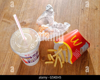 McDonald's Take-away Essen links auf einem Tisch, MacDonalds ist die Welten größte Kette von schnellen foo Stockfoto