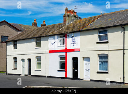 Reihenhaus in Fleetwood, Lancashire, gemalt, um die Flagge von St. George, zur Unterstützung der englischen Fußball-Nationalmannschaft, UK ähneln Stockfoto