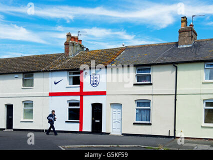 Reihenhaus in Fleetwood, Lancashire, gemalt, um die Flagge von St. George, zur Unterstützung der englischen Fußball-Nationalmannschaft, UK ähneln Stockfoto