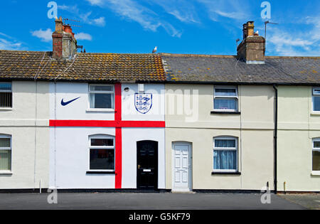 Reihenhaus in Fleetwood, Lancashire, gemalt, um die Flagge von St. George, zur Unterstützung der englischen Fußball-Nationalmannschaft, UK ähneln Stockfoto