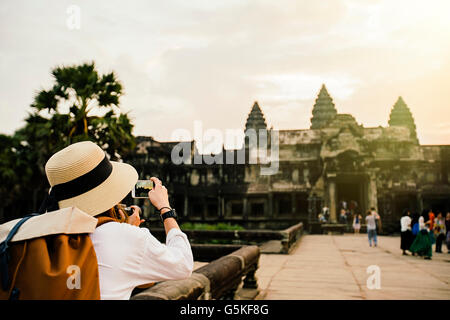 Kaukasische Touristen fotografieren Angkor Wat Ruinen, Siem Reap, Kambodscha Stockfoto