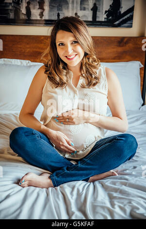 Hispanic schwangeren Bauch halten Stockfoto