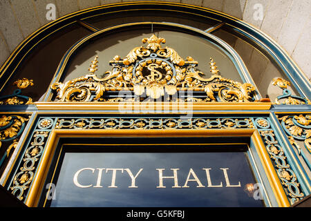Niedrigen Winkel mit Blick auf Rathaus Schriftzug, San Francisco, California, Vereinigte Staaten von Amerika Stockfoto