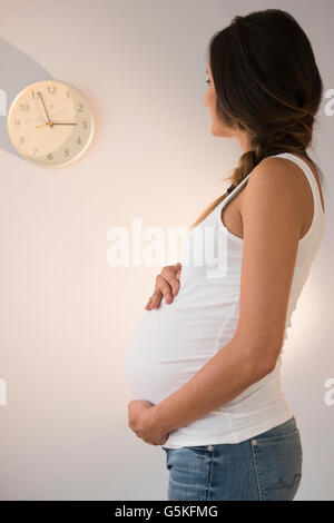 Schwanger kaukasischen Frau beobachten Uhr Stockfoto