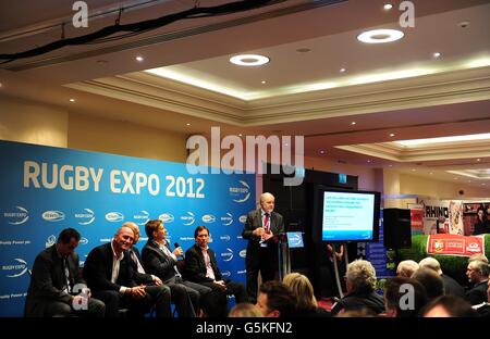 John Taylor (Center) von TalkSPORT ist Gastgeber eines Gesprächs mit dem (von links nach rechts) Head of Rugby Growth für die RFU Alistair Marks, dem ehemaligen England-Kapitän Lawrence Dallaglio, Mark Egan von der IRB, Nick Rennie und Mark McCafferty von SRU von Premiership am zweiten Tag der Rugby Expo 2012 Stockfoto