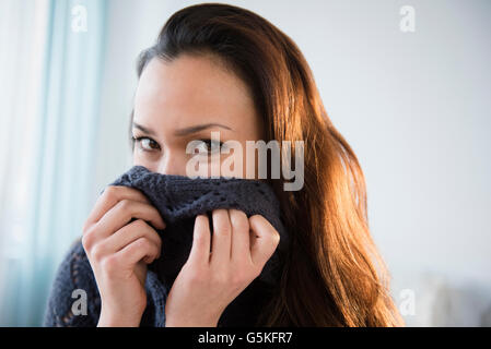 Frau, eingehüllt in warme Pullover Stockfoto