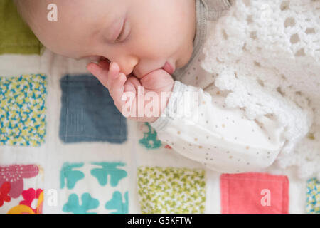 Schlafenden kaukasischen Babys Daumenlutschen Stockfoto