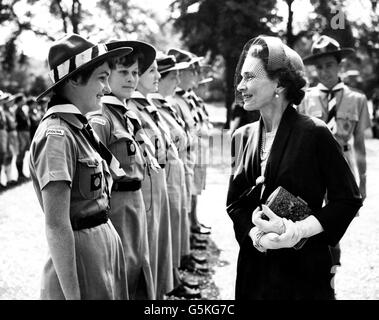 Die Herzogin von Gloucester im Gespräch mit Lady Cub Master Jean Dyke (nächste Kamera) des Souhern Rhodesia-Kontingents auf dem Gelände des Marlborough House, London. Prinzessin Alice, die ehemalige Herzogin von Gloucester, feiert am Weihnachtstag 2001 ihren 100. Geburtstag. 30/10/04: Prinzessin Alice starb gestern im Alter von 102 Jahren, teilte Buckingham Palace mit. Stockfoto