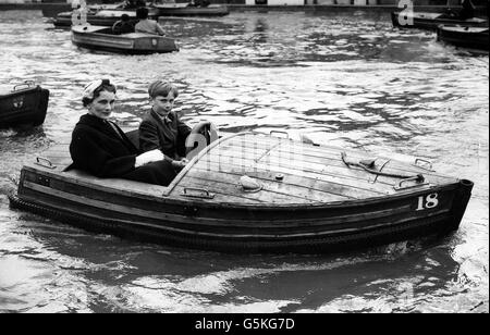 Die Herzogin von Gloucester und ihr Sohn Prinz Richard auf dem Bootssee im Battersea Park, London. Prinzessin Alice, die ehemalige Herzogin von Gloucester, feiert ihren 100.Geburtstag am Weihnachtstag 2001. Stockfoto