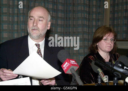 Peter Sherlock, Ehemann der ermordeten Kostümdesignerin Elizabeth Sherlock und ihrer Schwester Dr. Janet McKenzie während einer Pressekonferenz in der Snow Hill Police Station, London. * Jackie Moorhouse, wurde für drei Jahre im Old Bailey eingesperrt, nachdem er für schuldig befunden wurde, eine Handtasche gestohlen zu haben. Ihr Geliebter Mark Woolley wurde wegen des Mordes an Frau Sherlock lebenslang eingesperrt, nachdem er sie überfahren hatte, als sie versuchte, ihre Tasche zu holen. Stockfoto