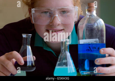 Schülerin eine wissenschaftliches Experiment zu tun. England. UK Stockfoto