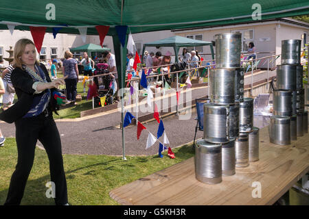 Hastings & Roggen MP Amber Rudd versuchen, die Dosen in einem lokalen Fete in Hastings zu klopfen. East Sussex. England. Großbritannien, 2013 Stockfoto