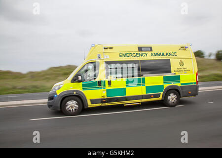 NHS-Rettungswagen, die Reaktion auf den Vorfall auf der Küstenstraße des Kurorts, in Southport, Merseyside, UK Stockfoto