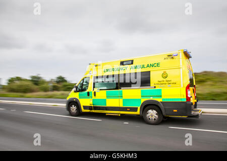 NHS-Rettungswagen, die Reaktion auf den Vorfall auf der Küstenstraße des Kurorts, in Southport, Merseyside, UK Stockfoto