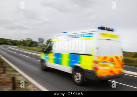 Notfallpolizei, schnell fahrender Polizeiwagen, der auf den Vorfall an der Küstenstraße des Resorts, Southport, Merseyside, Großbritannien reagiert Stockfoto