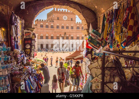 Einer der vielen Eingänge zur Piazza Il Campo in Siena, Toskana, Italien. Palazzo Pubblico kann gesehen werden. Stockfoto