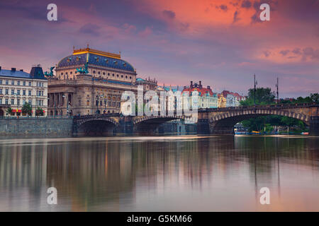 Prag. Bild von Prag Riverside mit Reflexion der Stadt in Moldau. Stockfoto