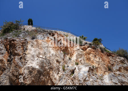 Fault Lines Risse in der Felswand verursacht Immobilie Wohnungen Setzungen auf die Carmenes del Mar Verstädterung in Herradura, Co Stockfoto