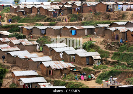 Lehm-Hütten in der Refugee Camp Kigeme in der Nähe von Gikongoro, Ruanda, Afrika - Camp befindet sich im Nyamagabe Bezirk der Provinz, etwa 150 Km von Kigali und 120 km von der Grenze Bukavu. Das Lager entstand im Jahr 2012 auf Host Flüchtlinge geflohenen heftige Kämpfe zwischen der FARDC Soldaten und die M23-Rebellen. Das Camp statt ursprünglich rund 2.100 burundischen Flüchtlingen bis Mai 2009. Die Regierung Ruandas wieder eröffnet und erweitert es um Tausende von Flüchtlingen zu hosten, die zeitlich Nkamira Transit Center in Rubavu nahe der Grenze zu Ruanda eingegangen waren im Juni 2012 Stockfoto