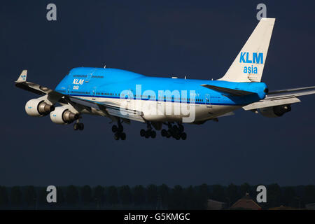 KLM-Boeing 747-400 landet auf dem Flughafen Amsterdam Schiphol. Stockfoto