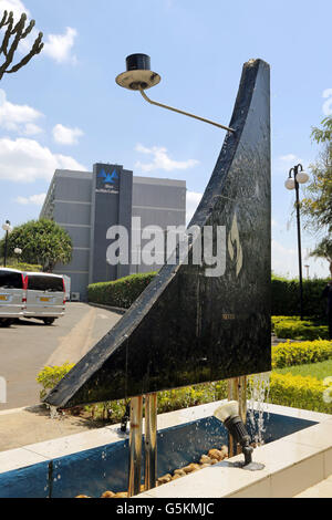 Kigali, Ruanda, Afrika - ein schwarzer Steinplatte mit Brunnen erinnert an den Völkermord von 1994 in den Garten des Hôtel des Mille Collines in Kigali, Ruanda. Hôtel des Mille Collines berühmt geworden in dem Film "Hotel Ruanda", ist es Ort wo erschrocken Tutsi während des Völkermordes 1994 flüchtete. Stockfoto