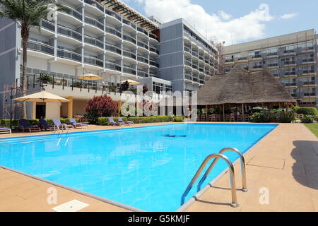 Kigali, Ruanda, Afrika - Pool des Hôtel des Mille Collines, Kempinsky Gruppe. Hôtel des Mille Collines berühmt geworden in dem Film "Hotel Ruanda", ist es der Ort, wo während des Völkermordes 1994 erschrocken Tutsi Zuflucht. Stockfoto