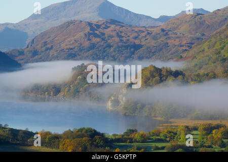 Nebel über Llyn Gwynant Snowdonia Stockfoto