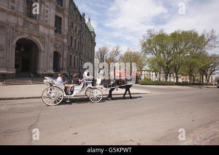 QUEBEC Stadt - 24. Mai 2016: Ein Pferd gezeichneten Wagen ist ein beliebter Weg, um die Sehenswürdigkeiten der Altstadt von Quebec in den Sommermonaten zu sehen. Stockfoto