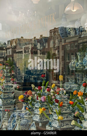 Amsterdam-Shop Fenster Reflexion von Gebäuden, Tulpen und Delft. Bunt und ungewöhnlich. Stockfoto