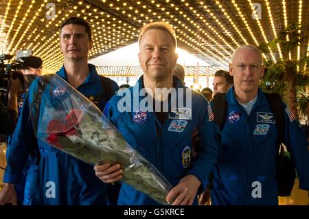 ISS-Crew aus Expedition 47 Besatzung US-amerikanischer Astronaut Tim Kopra wird begrüßt, da er nach der Landung an Bord der russischen Sojus TMA - 19 M-Sonde 18. Juni 2016 in der Nähe von Karaganda, Kasachstan Karaganda Flughafen ankommt. Stockfoto