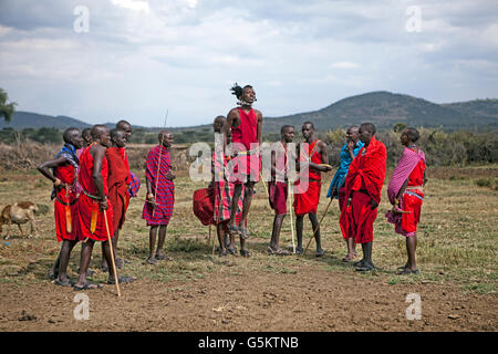 Gruppe der Masai-Krieger tut ein zeremonieller Tanz in einem Masai Dorf, Kenia, Afrika. Stockfoto