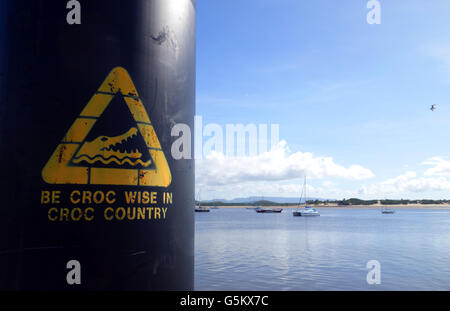 Gelbes Warnschild über Krokodile an Endeavour River Bootsrampe, Cooktown, Queensland, Australien. Weder Herr PR Stockfoto