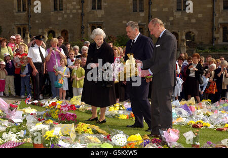 Die britische Königin Elizabeth II. Und der Herzog von Edinburgh in Begleitung des Superintendenten von Windsor Castle, Munro Davidson (Mitte), sehen Sie sich die Blumen an, die im Schlossgelände von den Brunnenflüchtern zu Ehren des Todes von Königin Elizabeth, der Königin Mutter, in der letzten Woche hinterlassen wurden. Stockfoto