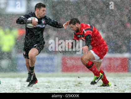 Rugby Union - Heineken Cup - Pool Two - Leicester Tigers / Toulouse - Welford Road. Adam Thompstone von Leicester übergibt Luke McAlister von Toulouse während des Heineken Cup, Pool Two-Spiels in der Welford Road, Leicester. Stockfoto