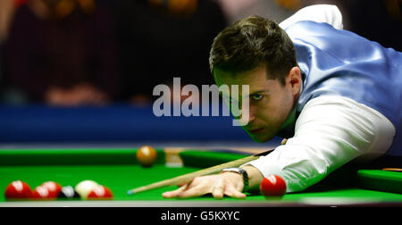 Mark Selby im Einsatz gegen Neil Robertson beim Finale der Betfair Masters im Alexandra Palace, London. Stockfoto