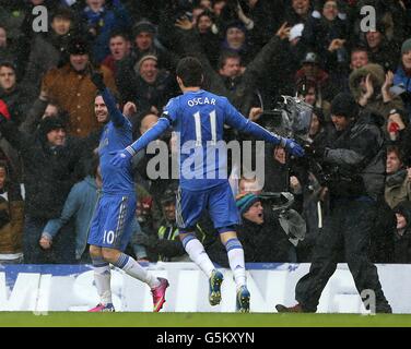 Fußball - Barclays Premier League - Chelsea / Arsenal - Stamford Bridge. Der Chelsea-Spieler Juan Mata (links) feiert das erste Tor seines Spielers Stockfoto