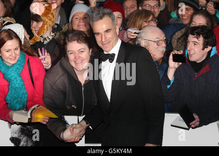 Daniel Day-Lewis trifft Fans auf dem roten Teppich im Savoy-Kino in Dublin zur Europa-Premiere von Lincoln. Stockfoto