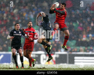 Rugby Union - Heineken Cup - Pool Two - Leicester Tigers / Toulouse - Welford Road. Toulouse Vincent Clerc gewinnt einen High Ball von Leicester's Anthony Allen während des Heineken Cup, Pool Two Match in der Welford Road, Leicester. Stockfoto
