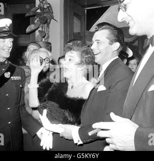 Die Schauspielerin Judy Garland und ihr Co-Star Dirk Bogarde kommen im Piccadilly Circus, London, zur Premiere ihres Films „I Could Go On Singen“ ins Plaza-Kino. Stockfoto