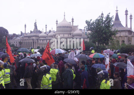 Demonstranten passieren den Royal Pavilion während eines Massenproteste, als die Jahreskonferenz der Labour Party in Brighton beginnt. Als Demonstranten begannen, aus dem Brighton Center wegzumarschieren, sagte die Polizei, dass es sieben Verhaftungen gegeben habe. *..., von denen sechs von den Geheimdiensten geführt worden waren, um jedes Verbrechen zu verhindern, das von mutmaßlichen Unruhestifter begangen wird. Schätzungsweise 4,000 Menschen schlossen sich dem marsch an, wobei die Zahl auf dem Weg dramatisch anschwellte. Stockfoto