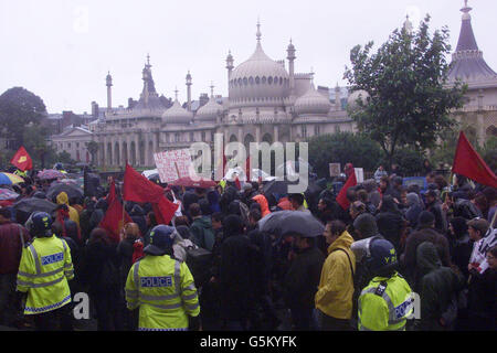 Demonstranten passieren den Royal Pavilion während eines Massenproteste, als die Jahreskonferenz der Labour Party in Brighton beginnt. Als Demonstranten begannen, aus dem Brighton Center wegzumarschieren, sagte die Polizei, dass es sieben Verhaftungen gegeben habe. *..., von denen sechs von den Geheimdiensten geführt worden waren, um jedes Verbrechen zu verhindern, das von mutmaßlichen Unruhestifter begangen wird. Schätzungsweise 4,000 Menschen schlossen sich dem marsch an, wobei die Zahl auf dem Weg dramatisch anschwellte. Stockfoto