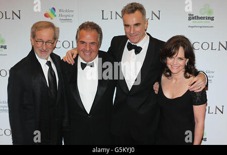 Von links nach rechts. Steven Spielberg, Jim Gianopulos, Daniel Day-Lewis und Sally Field im Savoy-Kino in Dublin zur europäischen Premiere von Lincoln. Stockfoto