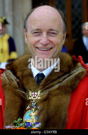 Der neue gewählte Oberbürgermeister, Alderman Michael Oliver, steht vor Guildhall in London mit Staatstrumpetern, nachdem Hunderte von Mitgliedern von City-Lackierfirmen ihre Stimme für die Wahl zum 674. Oberbürgermeister angemeldet hatten. * der Oberbürgermeister der City of London ist der Leiter der Corporation of London und der Vertreter derjenigen, die in der City leben und arbeiten. Zu seinen Aufgaben gehört die Förderung der City of London - und der britischen Finanzdienstleistungsbranche als Ganzes - sowohl im in- als auch im Ausland und die Stärkung der Position der City als führendes internationales Finanzzentrum. Er nimmt an Stockfoto