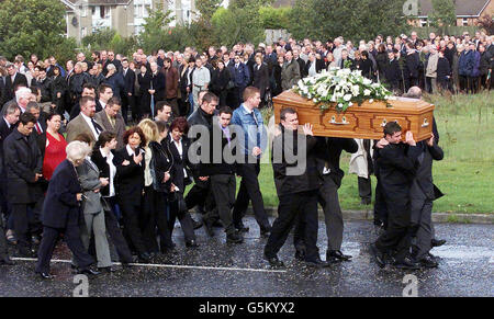 Familie und Freunde folgen der Trauerprozession des Sunday World-Journalisten Martin O'Hagan in seiner Heimatstadt Lurgan in der Grafschaft Armagh in Nordirland. Er wurde in der Nähe seines Hauses niedergeschossen. Stockfoto