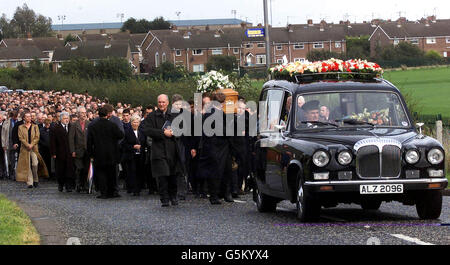 Familie und Freunde folgen der Trauerprozession des Sunday World-Journalisten Martin O'Hagan in seiner Heimatstadt Lurgan in der Grafschaft Armagh in Nordirland. Er wurde in der Nähe seines Hauses niedergeschossen. Stockfoto