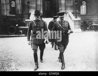 General Pershing, Oberbefehlshaber der amerikanischen Truppen in Frankreich, und Sir William Robertson, Oberbefehlshaber des britischen Generalstabs im Außenministerium von Paris. *Low-Res-Scan - High-Res-Version auf Anfrage erhältlich* Stockfoto