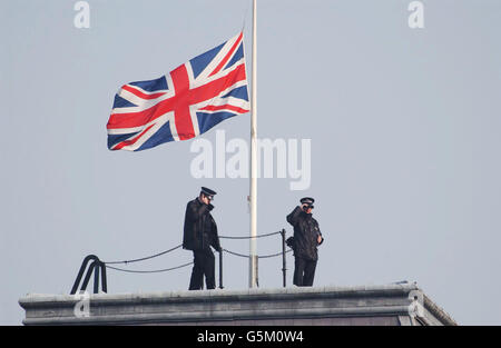 Die Polizei steht auf dem Dach des Auswärtigen Amtes in Whitehall, im Zentrum von London, vor der Prozession, die den Sarg der Queen Mother von der Queen's Chapel zur Westminster Hall tragen wird, wo sie bis zu ihrer Beerdigung am Dienstag im Staat liegen wird. Stockfoto