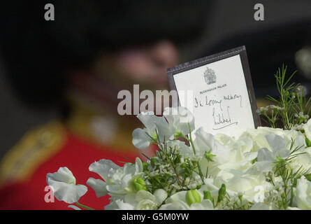 Eine Nachricht der britischen Königin Elizabeth II. Sitzt auf dem Sarg und hält ihre Mutter Königin Elizabeth, die Queen Mother, die von der Queen's Chapel in die Westminster Hall gebracht wurde, wo sie bis zu ihrer Beerdigung am Dienstag in der Westminster Abbey im Staat liegen wird. Stockfoto