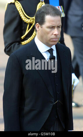 Viscount Linley geht in der Prozession, die den Sarg von Königin Elizabeth, der Königin Mutter, trägt, von der Queen's Chapel zur Westminster Hall, wo sie bis zu ihrer Beerdigung in Westminster Abbey am Dienstag in einem Zustand liegen wird. * die Königin Mutter war die Urgroßmutter von Viscount Linley. Stockfoto